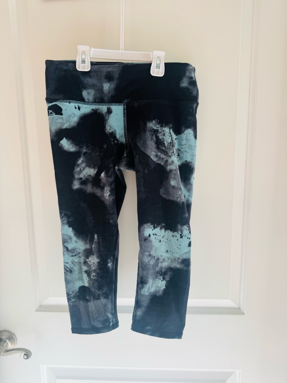 Alo Yoga Airbrush Capri Leggings Size Small Black Blue Smoke Wash Tie Dye - Picture 2 of 7